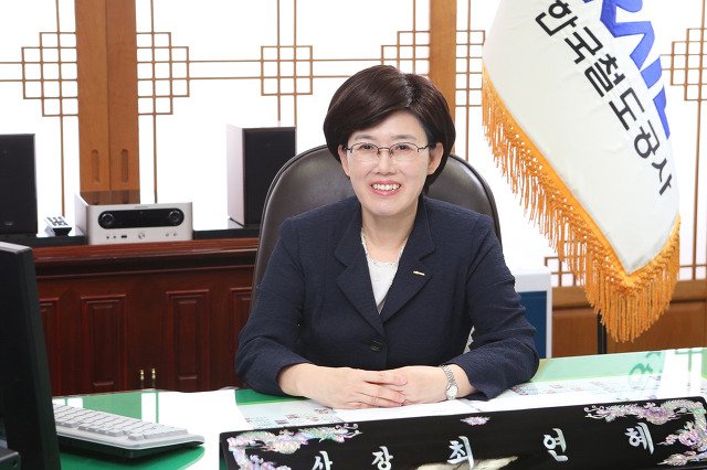 철도파업 3달째 7천 명이 노는데도 일에는 차질이 없다  7천 명 다 잘려도 회사운영에 지장이 없다
그 동안 국민세금으로 놀고 쳐먹는 노조원들이 얼마나 많았는지 알수가 있다
이 참에 철도 민영화 해라
공 기업 모두 민영화 하고 공무원도 하청줘라