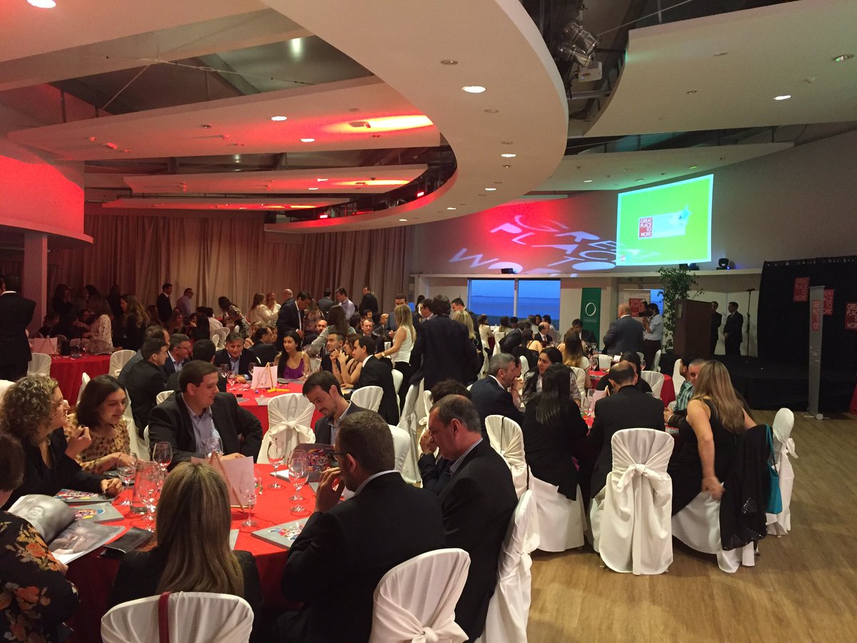 GPTW_Uruguay's tweet photo. La gente ya está en sus lugares. 
¡Todos quieren conocer a #LasMejores2016! https://t.co/2gGUrdIChg
