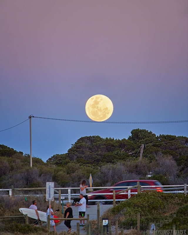 Australia's tweet photo. Here's what the #supermoon looked like in Australia this week https://t.co/5hCbBT9ZGb (Photos: @sundaysunset_me, samyeldham &amp; thiagopacheco) https://t.co/TjRutLDF0t