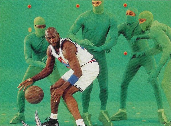 LostInFilm's tweet photo. Michael Jordan en el rodaje de 'Space Jam' (1996) es la mejor imagen del día de hoy. https://t.co/BSm6Qxzffz