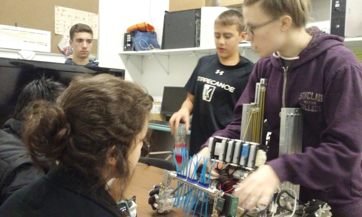 PowerStackers's tweet image. Going over the last things we need to change before our first tournament in 3 Saturday's. #FIRSTrobots