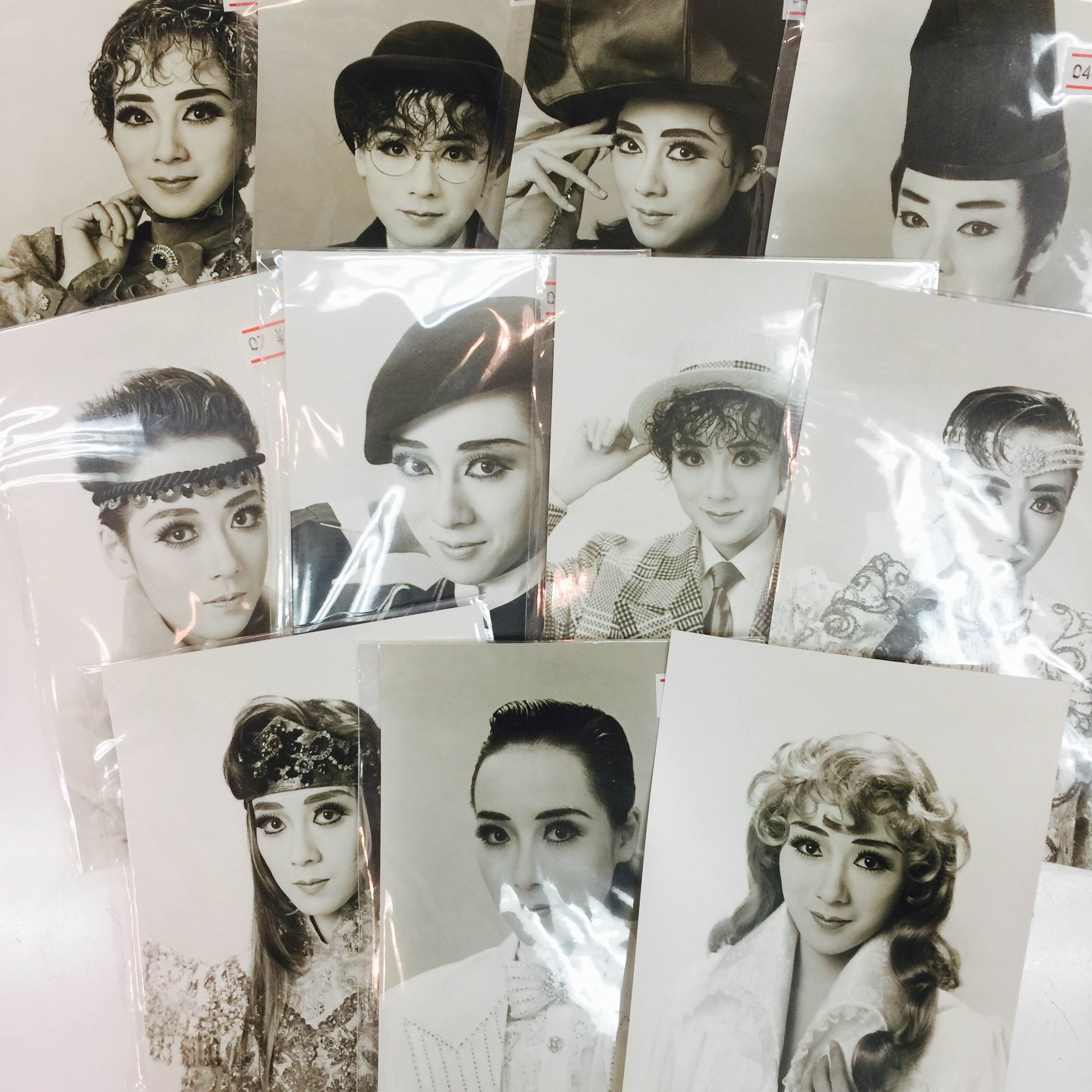 宝塚アン 宝塚アン 有楽町駅前店 現在シアタークリエにて 貴婦人の訪問 に出演中の元月組トップスター 涼風真世さん 現役時代のモノクロのブロマイドを取り揃えています 艸 是非 観劇前 後にご来店くださいませ 涼風真世 T Co