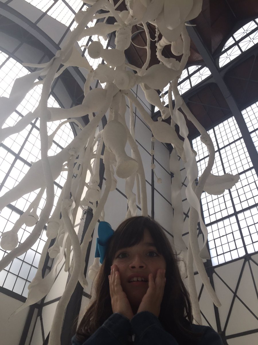 VictoriaVieraOf's tweet photo. Y después del teatro #tunoexistes #victoriaviera al @museodelchopo escultura "Siphonophora" #niñosyarte https://t.co/uzDGvBXLzQ