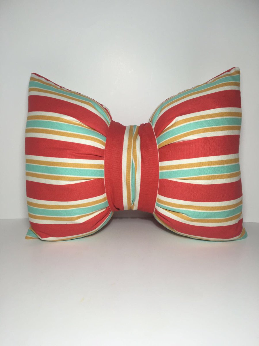 verde_home's tweet photo. #Beautifulest and #cutest #bowknot #pillow ever at https://t.co/CZsky5Cs2E… #verde_home #interiordesign #architecture #hgtv #socialmedia https://t.co/PhtvZFbsBx