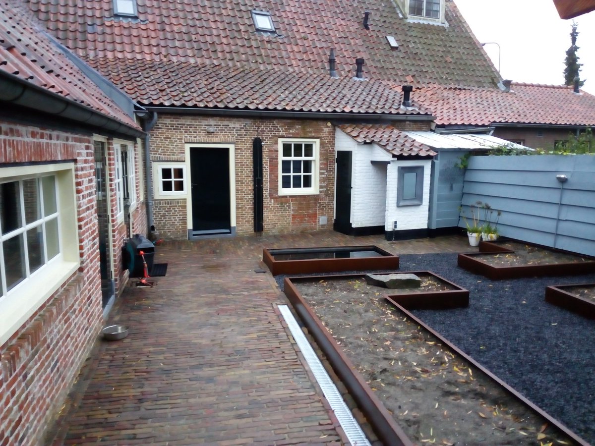 jan_gbm's tweet photo. Tuintje bijna klaar, cortainen stalen borders w.v vijvertje met basalt split en lariks overkapping met berging,oprit met split en palen. https://t.co/mwCLyiN9Fw