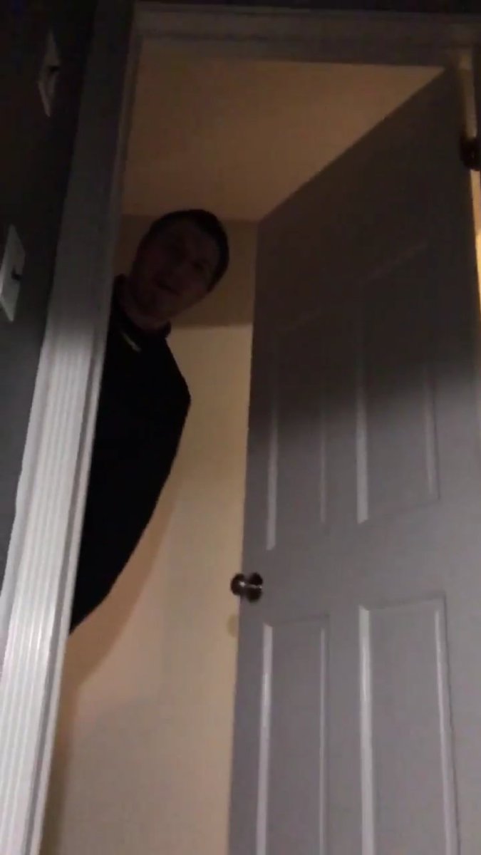 akaTimmay's tweet photo. *Rain is Calling*
Scarce: (Answer) What's up Rain
Rain: if you can get here in 15 min I'll do an irl interview with you...
Rain: Scarce? https://t.co/83CqURzxLI