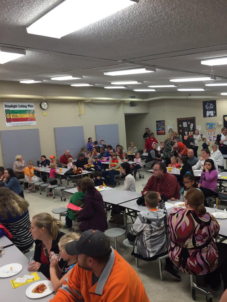 mer_redman's tweet photo. Amazing turnout 4 @JES_tigers Fam Lit Night! U CAN make a difference in ur child's reading! #jesisgoingplaces @Kimberhalliburt https://t.co/LuaVs9erCi