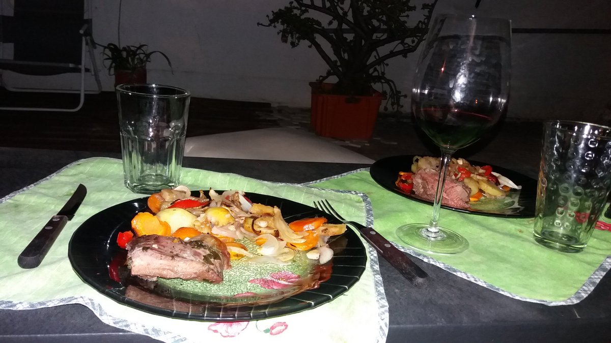 lina_bertolin's tweet photo. después de tanto estudio un merecido descanso a la luz de la Luna... con buena compania @brianbarra08 https://t.co/IyKlqTuMHe