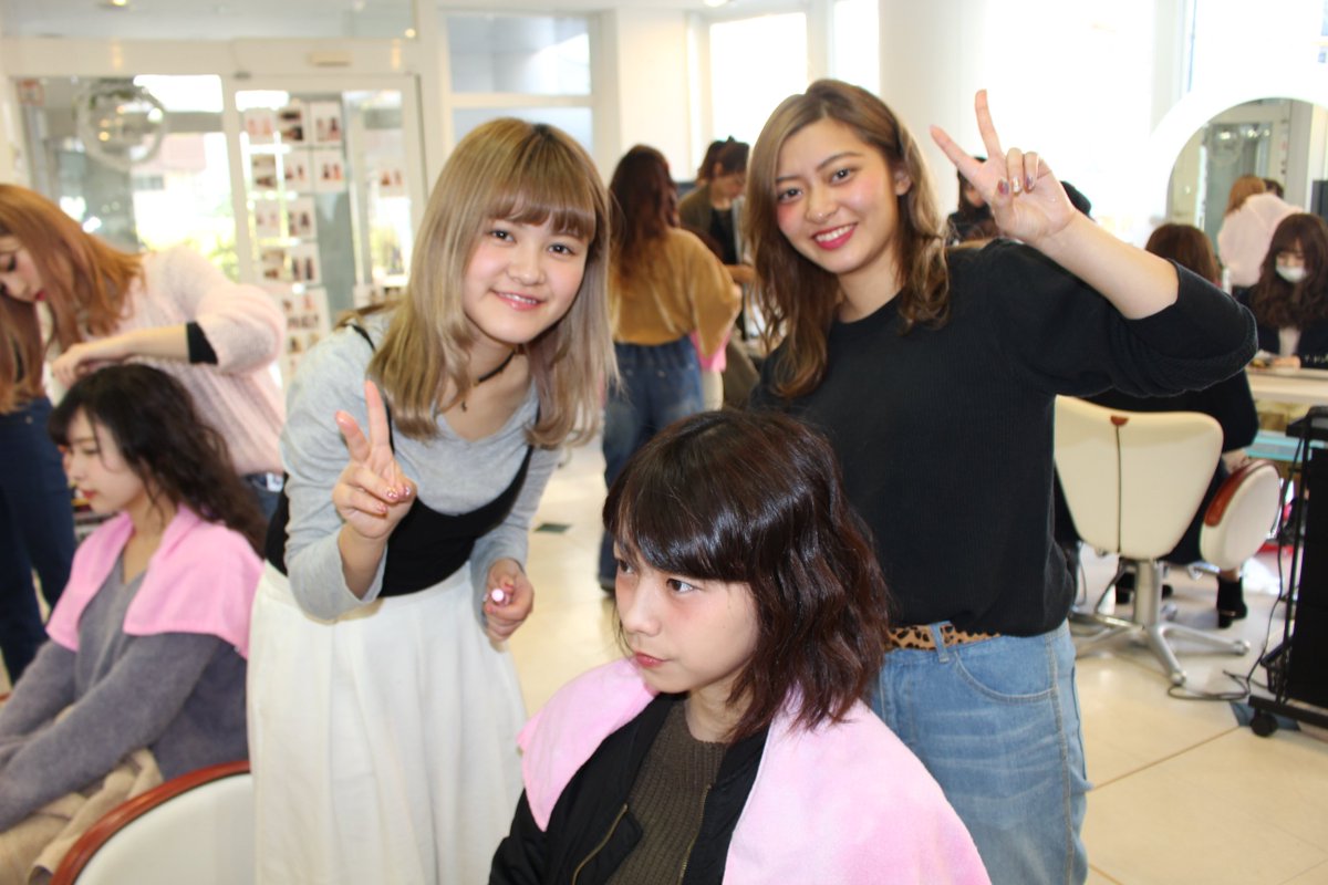 東洋理容美容専門学校 千葉経済大学短期大学部のファッションショーのヘアメイクを学生が担当しました