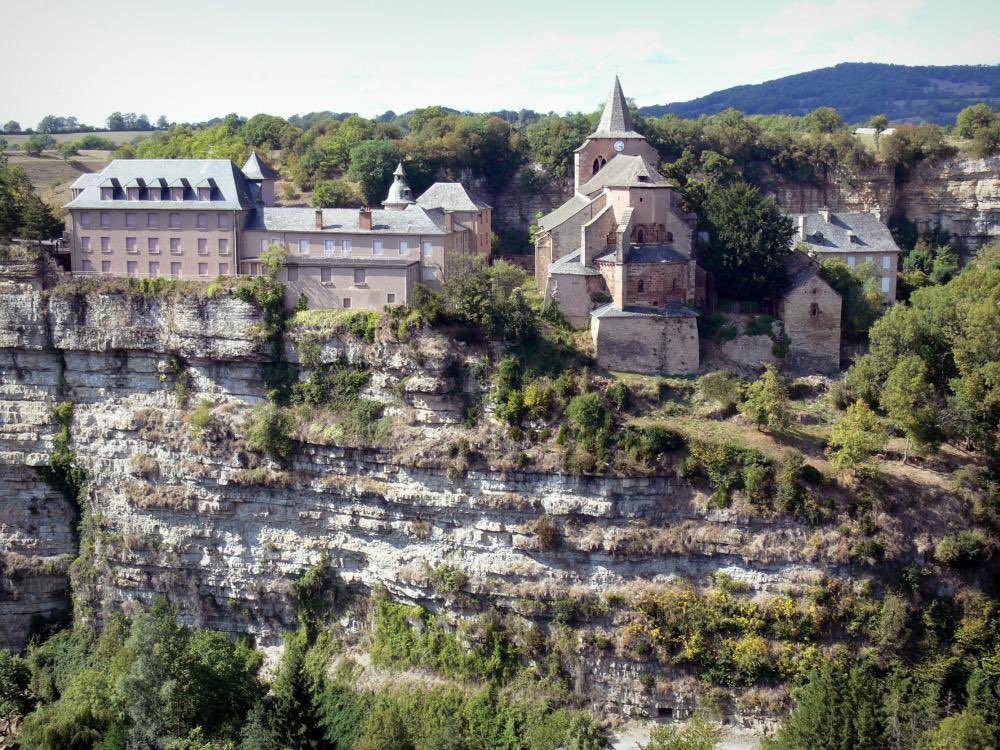 RestoDelMundo13's tweet photo. Bozouls, Francia. El pueblo que sobrevive al borde de los acantilados. RT si te gusta! https://t.co/0fWuDuRj3S