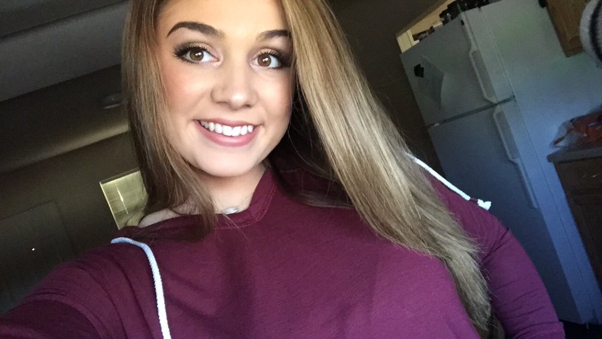 hannahfewin's tweet photo. LexAnne and I actually decided to look decent for once !!!! #clapforus https://t.co/LhHAoOks1A