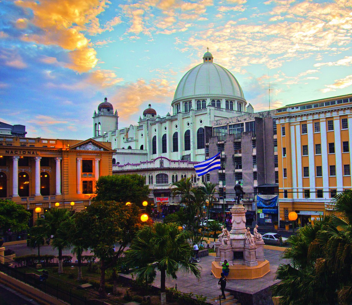 Los atardeceres en el Centro de San Salvador hacen que la Catedral Metropol...