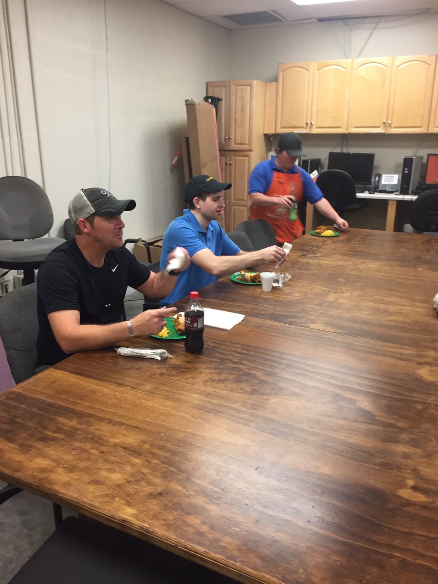theDAlsobrooks's tweet photo. When your freight team unloads their floorload in 19 minutes. You buy them dinner. #straightkillers https://t.co/V3Rz8mz1WB