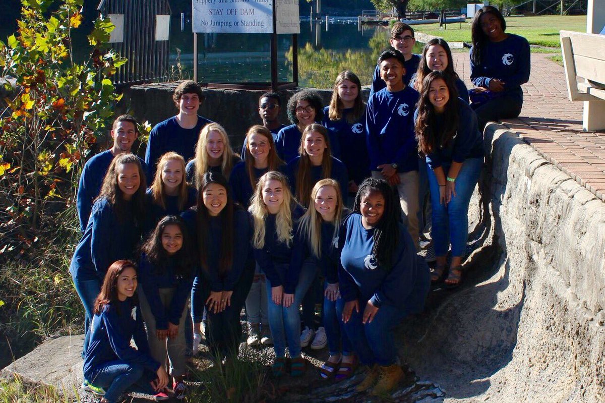 GuyerHSStuco's tweet photo. We are f-a-m-i-l-y #fallretreat2016 https://t.co/bpyv0vdDH3