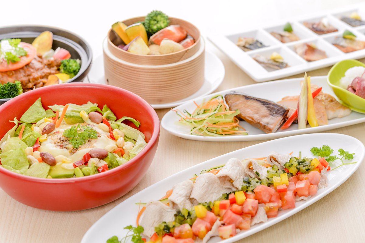 Sakura食堂 ルミネエスト新宿店 本日も Sakura食堂 元気にオープンしてます 人 人気の豚肉とトマトのさっぱりリンゴ酢定食はナント500kcal ヘルシーな定食を始め ボリューム満点な定食もご用意してます 新宿でランチ をお探しの方