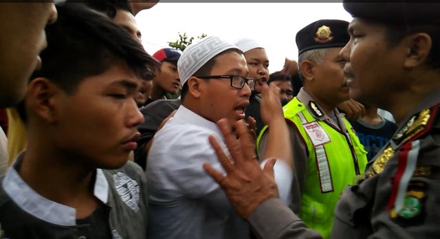 Sambil Pegang Cangkul, Warga Ciracas Ngedumel Pedemo Bukan Tetangganya goo.gl/fdfhhf