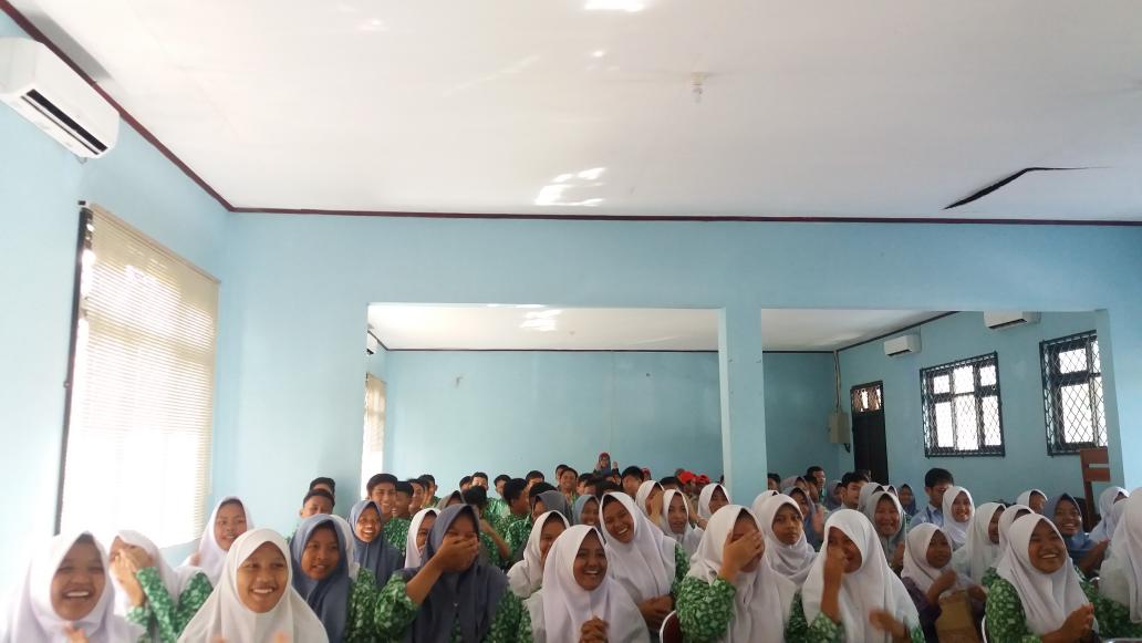Dan sekaraaaang kita sedang berada di SMA 2 Cikarang Pusat, Bekasi loh guys