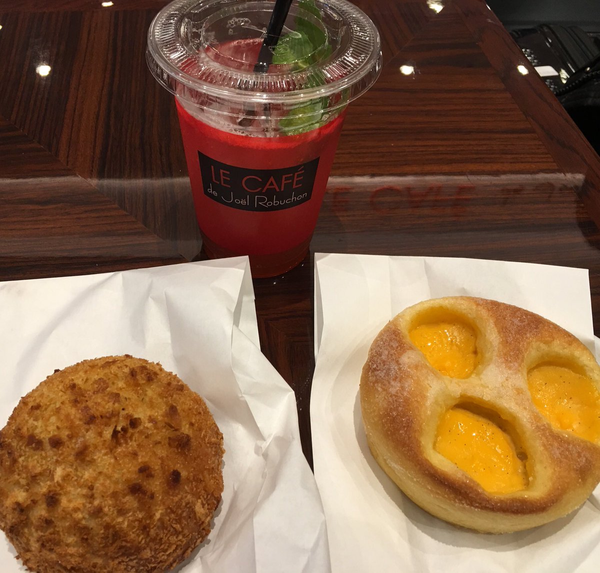 CocteauG's tweet photo. そういえば、空港と新宿の行き来にの際にバスタ🚌を使いました。マンハッタンにも似たようなバスターミナルがありますが、バスタは高級感があっていいですね。ブルーボトルコーヒー☕️も入っていました。
#バスタ #新宿 #ブルーボトルコーヒー #LaPain https://t.co/9ZlhDtLa43