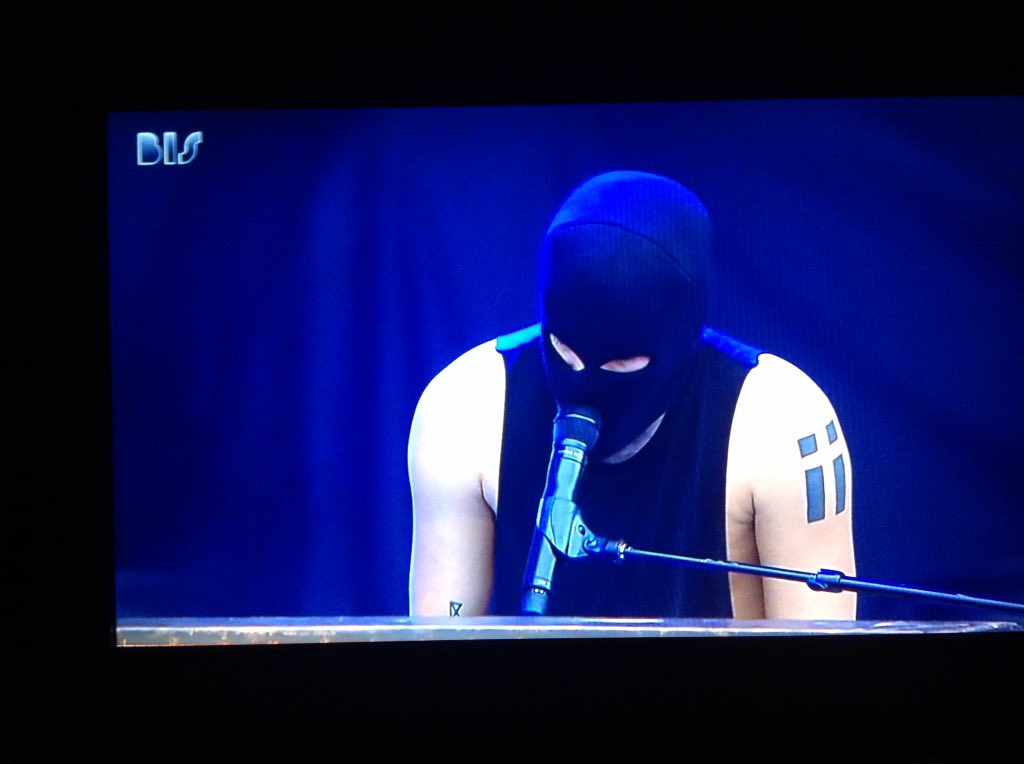 Assistindo os tops do <a href="/twentyonepilots/">twenty one pilots</a> no @CanalBis #Lollapalooza2016 muito foda a loucura que os caras fazem no palco. #music #arte #rock