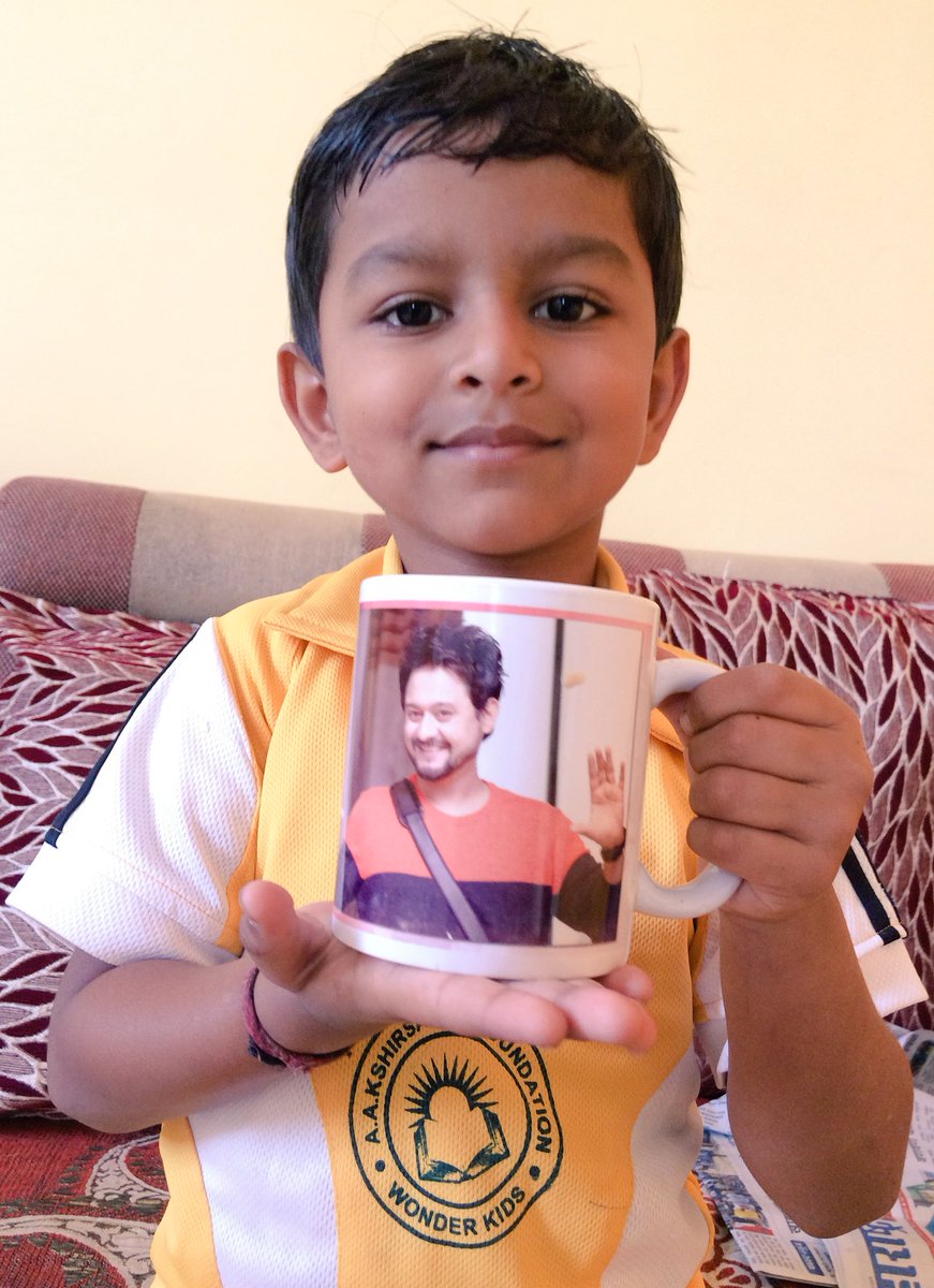 Coolkiranj's tweet image. @swwapniljoshi Dadu, #Pritesh use dis Mug 2 drink Milk daily &amp;amp; after finishing he said बाबा मी स्वप्नील जोशी सारखा स्ट्राॅंग आहे ना. 🙏🏻🙏🏻