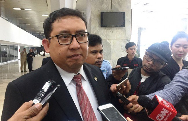 Metro_TV's tweet image. Ahok Jadi Tersangka, Fadli Zon Puji Kepolisian goo.gl/6VQF5L