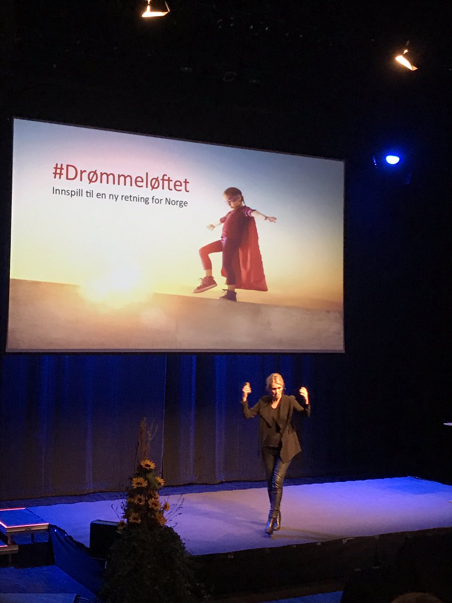 UETelemark's tweet photo. @vekstigrenland Drømmeløft for Grenland m/@KrohnTraaseth Realitetsorientert og herlig forfriskende driv - gir fremtidstro #vekstkonferansen https://t.co/jOc4kREyrA