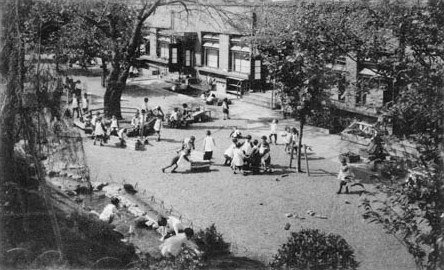 Group方 真田紐幸 Topos方 A Twitter 明治8年 1876年 の11月16日は 日本初の官立幼稚園である 東京女子師範学校 附属幼稚園 現 お茶の水女子大学附属幼稚園 が開園した日 のちに むすんでひらいて となる歌 原曲はジャン ジャック ルソー作曲のオペラの一節と