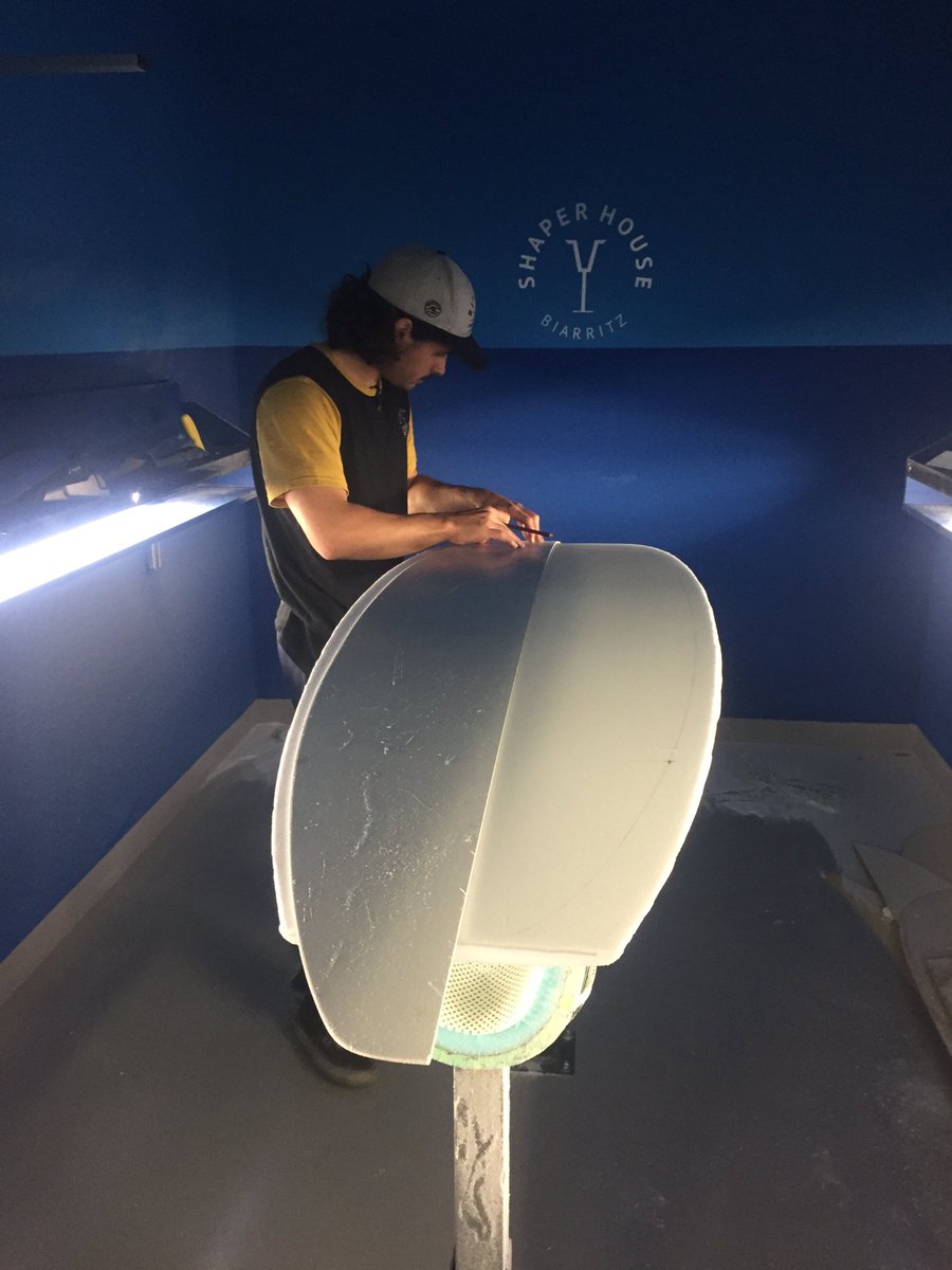 ShaperHouse's tweet image. • S H A P E •
Premier cours pour @kevindufour.
Étape outline, beau boulot pour une premiére! 
#shaperhouse #shape #surfboards #biarritz