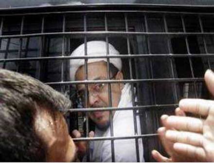 Ahok jgn belagu, cm tersangka doang, ane mah dah pernah jd terdakwa kasus pemukulan ibu2 di monas, dan skrg mantan napi bersorban. #kamiAhok