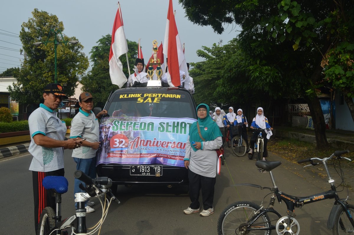 osissmandung's tweet photo. hari ke2, sepeda santai yg rutenya lumayan jauh tapi kita semua tetap semangat. best lah pokoknya buat anak smandung.
#smandung_ambalwarsa32 https://t.co/t9lBByE53L