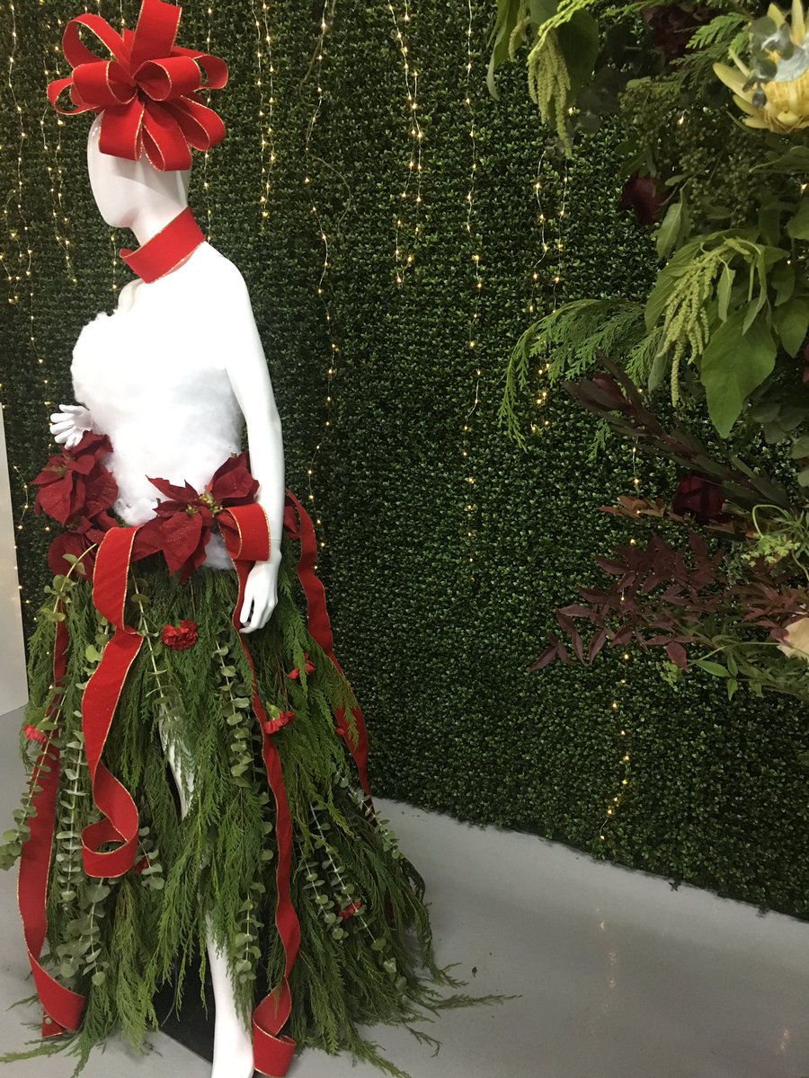 prep2wed's tweet photo. Holiday Party! Very chic 🎄🎅 Amazing florist? https://t.co/HrTex8hL29 https://t.co/ThpIyUhjHw