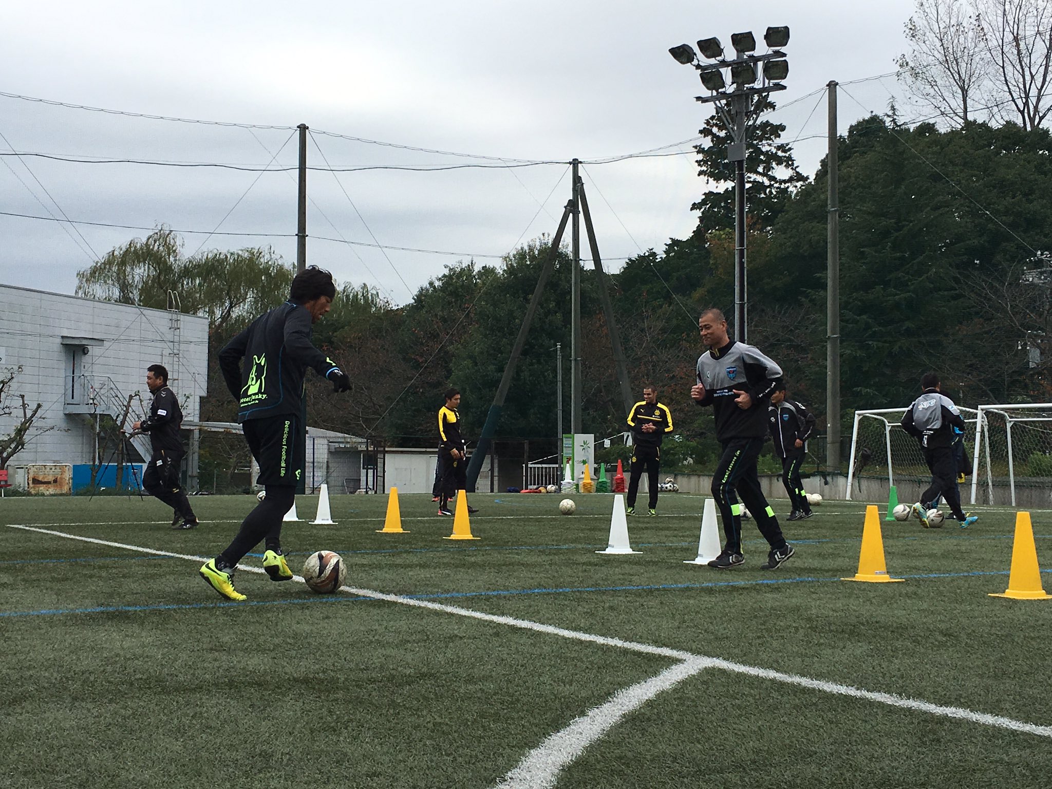 横浜fc 公式 アカデミー スクール発展の為 海外クラブの育成を知り学ぶ機会として ドルトムントサッカースクールのヘッドコーチであるベンジャミン サヘル氏を招き研修会を行いました 楽しい雰囲気の中で良い刺激を受けることができました
