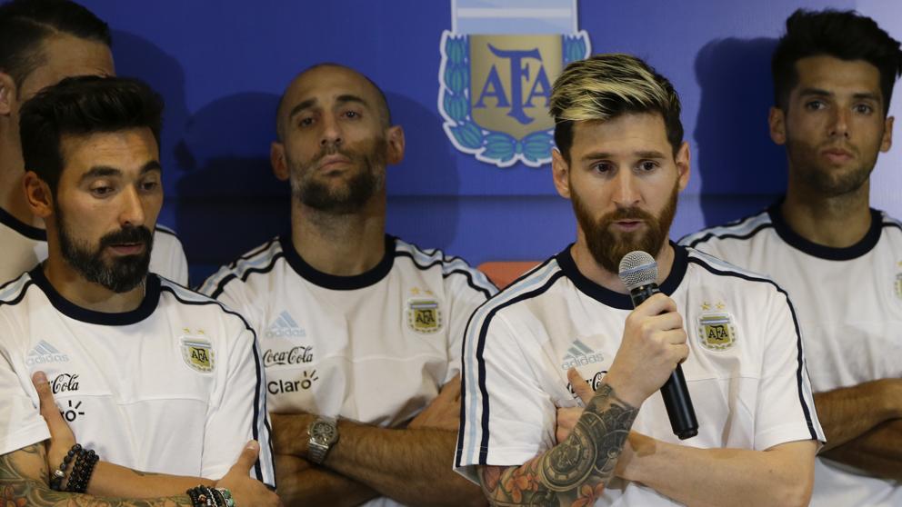 LaVanguardia's tweet photo. Messi: “Hemos decidido no hablar más con la prensa” https://t.co/rz265fjH7A https://t.co/nIX2kDU9EL