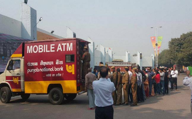 IndiaToday's tweet photo. As cash crunch hits, mobile ATMs take the roads in Bengaluru and Delhi. https://t.co/fgOf73hN26 https://t.co/rXVWoge1iL