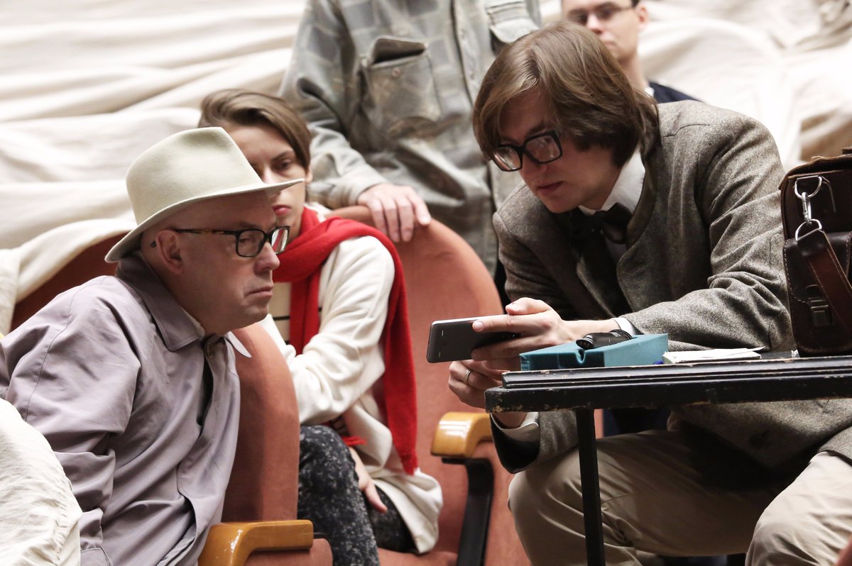 #LoveTheatreDay #ЯЛюблюТеатр #BackStage
Режиссер Сергей Аронин и Виктор Сухоруков репетируют новый спектакль
