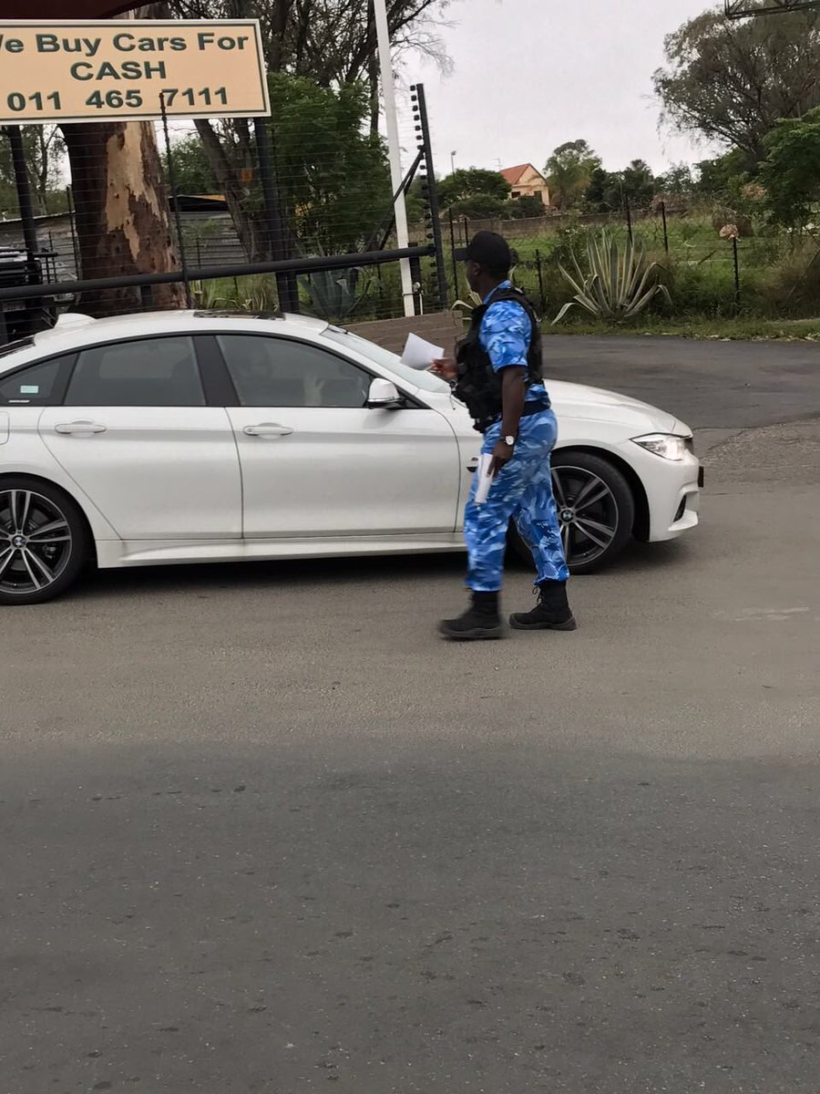 SDSProtection's tweet image. Our team out and about this morning. Keeping the roads safe #security  #magaliesig #fourways #security #proudlysa #makingadifference