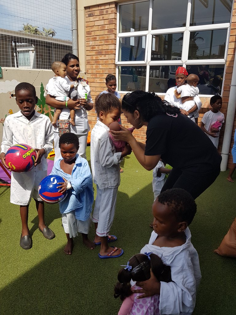 LeeAnnTours's tweet photo. Happiness all around @Game_Stores @ecr9495 @msizijames https://t.co/0j1sHB4geS