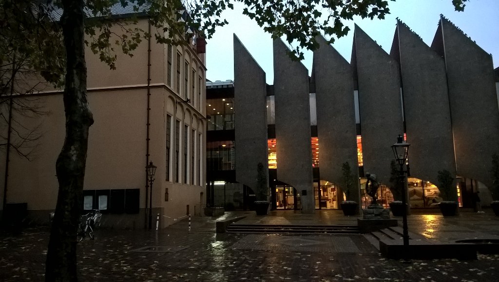 't licht op stadhuis is al aan; mooi want om 09.00u begint overleg over #fietsparkeren bij winkelcentrum Zwolle-Zuid