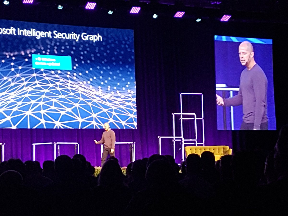 DozerAB's tweet photo. Nu Bruce Willis på scen. #TDswe https://t.co/RQaS5FBSZL