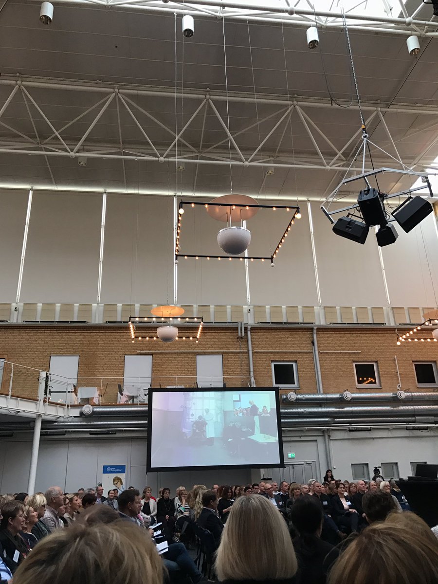 #ledardagen 
1938 folktandvården i en skola.            Idag digitalisering