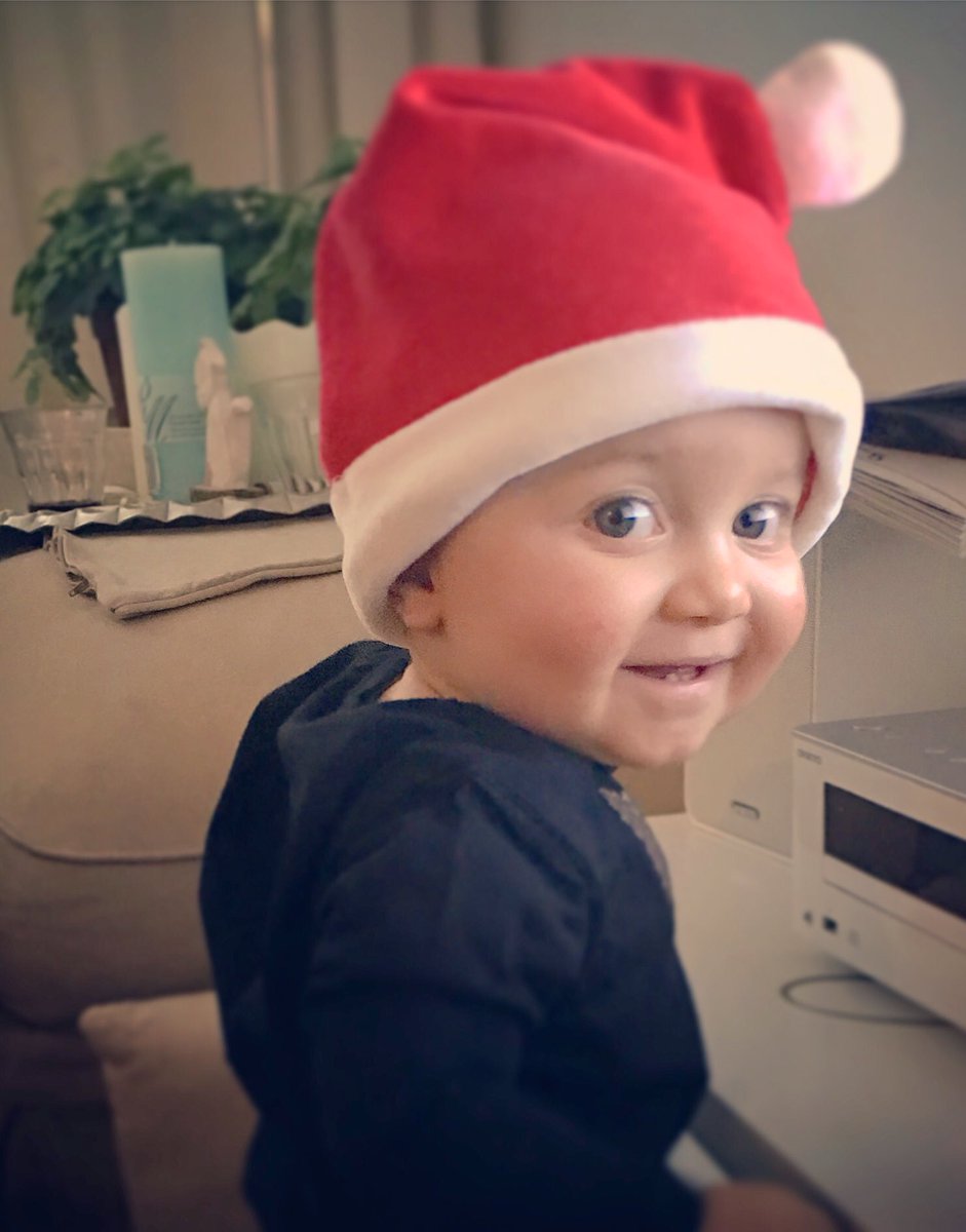 Mijn kleine liefje, helemaal blij met zijn nieuwe #kerstmuts waarom koopt een #moeder zoveel voor haar #kind #babylove #workingmom