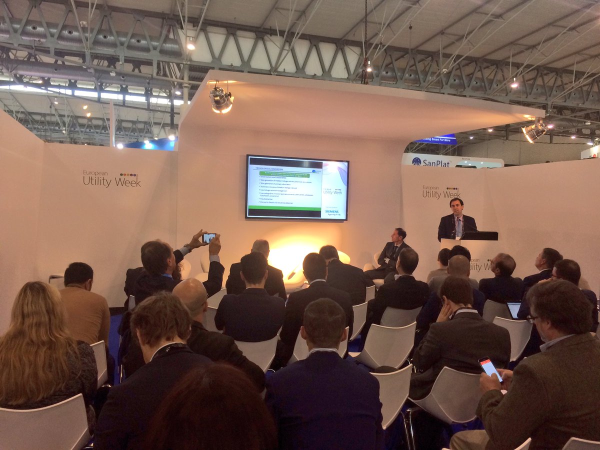Cluster_Energia's tweet photo. Eduardo Navarro (@iberdrola) and J.I. Hormaeche (@Cluster_Energia) showcasing #BidelekSareak at #EUW2016 #HubSession https://t.co/IgKlOqN50h