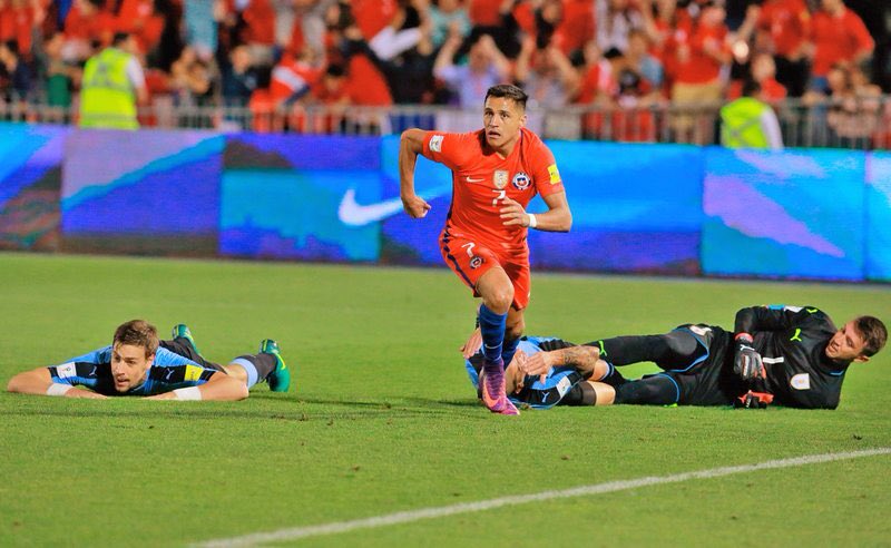 PamelaJuanita's tweet photo. Tremenda foto de mi amigo y compañero Richard Salgado (LUN), el tercer gol de Chile: Uruguay a los pies de Sánchez. https://t.co/TaEvlfrn8c