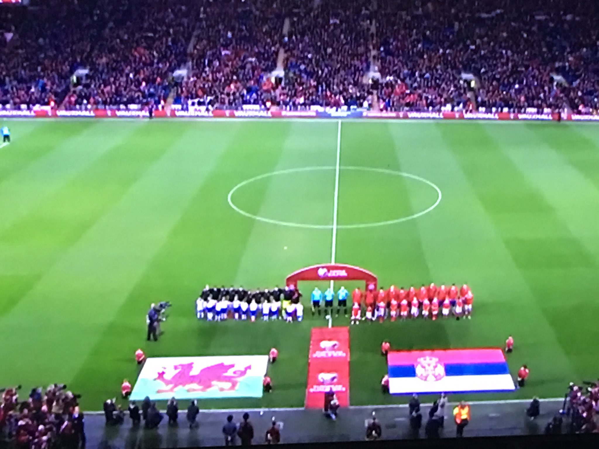 ジーザスター 本日のサッカー観戦タイム 2試合目 16 11 13開催試合 18fifa W杯欧州予選 ウェールズ Vs セルビア 昔から大好きすぎるチームの対戦 スマホの国旗絵文字イギリス4カ国それぞれのが