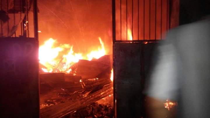 dkifirefighter's tweet photo. 20:05 terjadi Kebakaran lapak pengepul sampah di Jl. D Rt 02 Rw 01 Kel.Kebon Jeruk-Kebon Jeruk,JakBar,dalam penanganan petugas#infodamkar https://t.co/q5QwrXzsDT