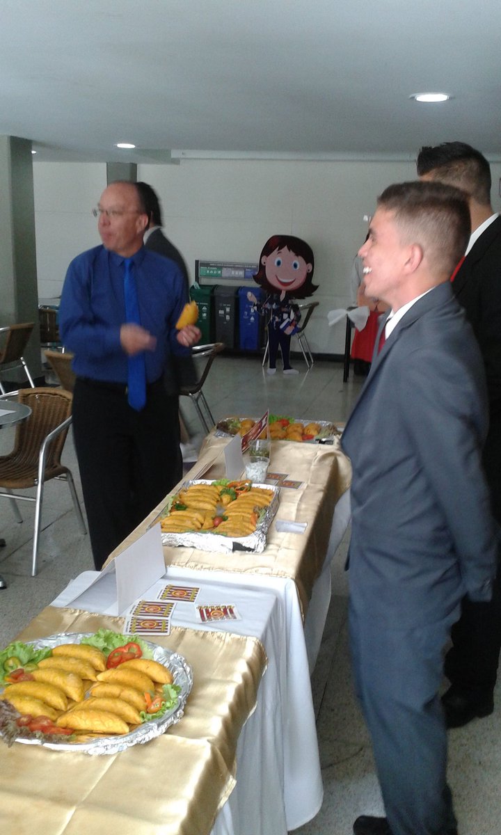 El director sede Bogotá,  Mauricio Romero, realiza un recorrido por la feria pedagógica.