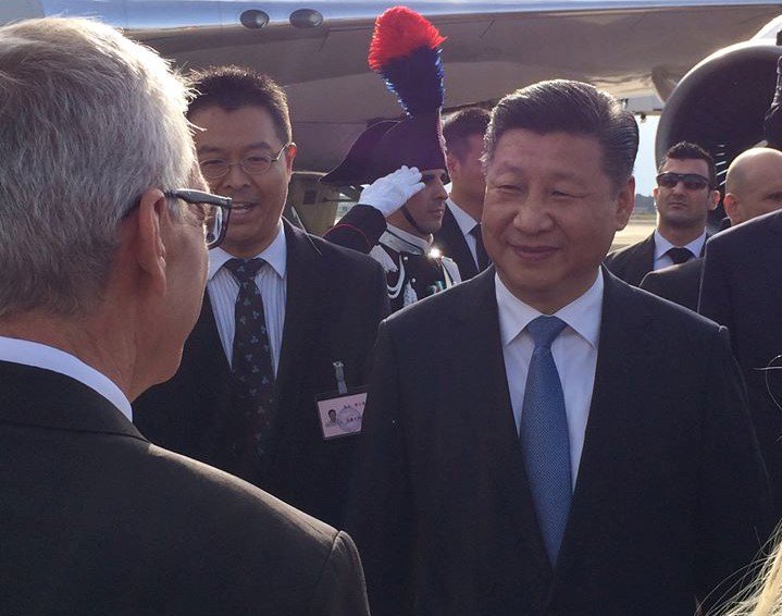 SardegnaOggi's tweet photo. Il presidente cinese Xi Jinping atterra all'aeroporto di #Elmas #Cagliari https://t.co/hQNkQ3Stpr
