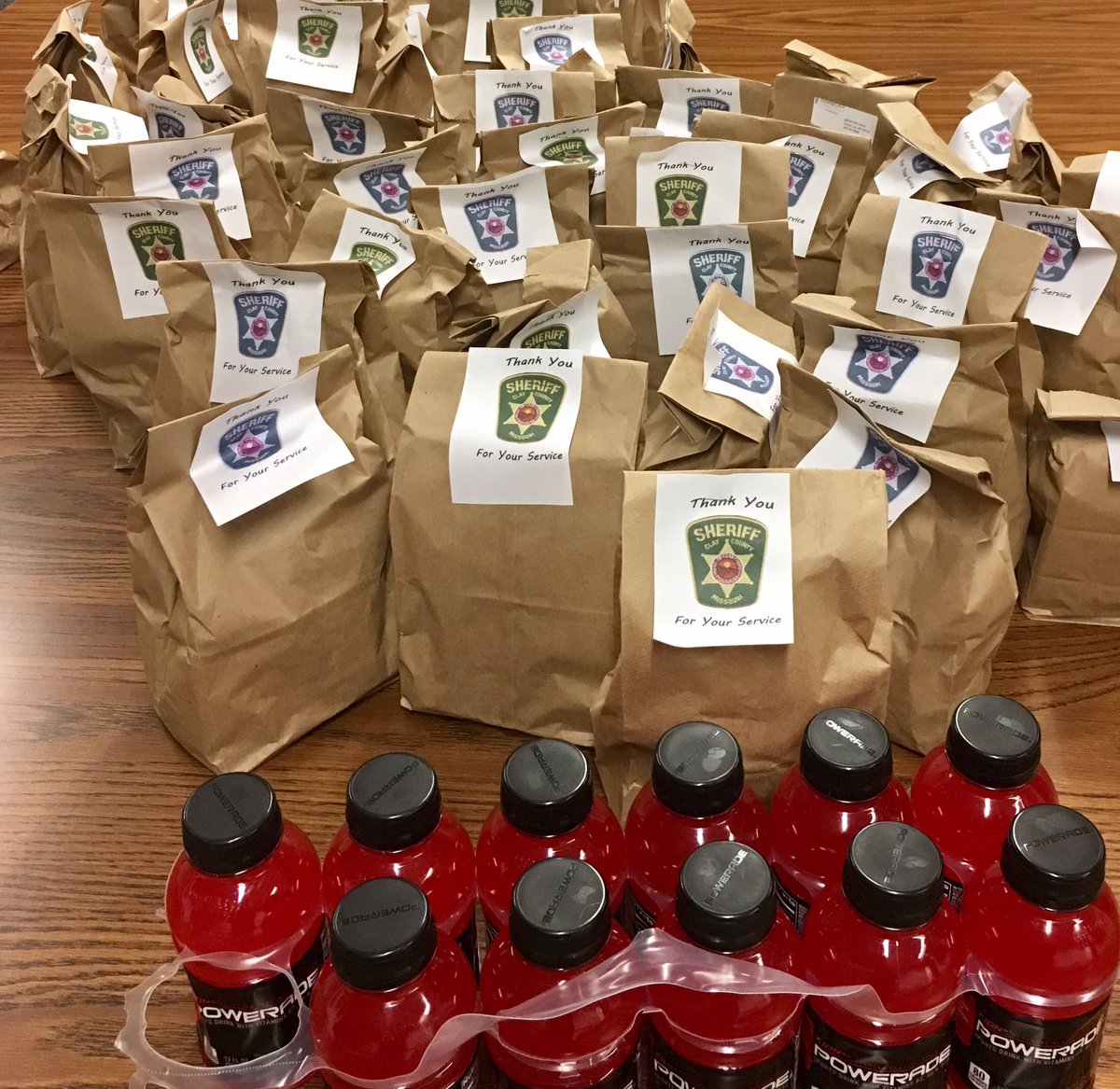 Clay County, Missouri Sheriff (@sheriffclayco) on Twitter photo Yesterday members of <a href="/HarmonyVineyard/">Pam Hausner</a> Church dropped by with goodie bags for our employees. #ThankYou 💙🚔 Yesterday members of <a href="/HarmonyVineyard/">Pam Hausner</a> Church dropped by with goodie bags for our employees. #ThankYou 💙🚔
