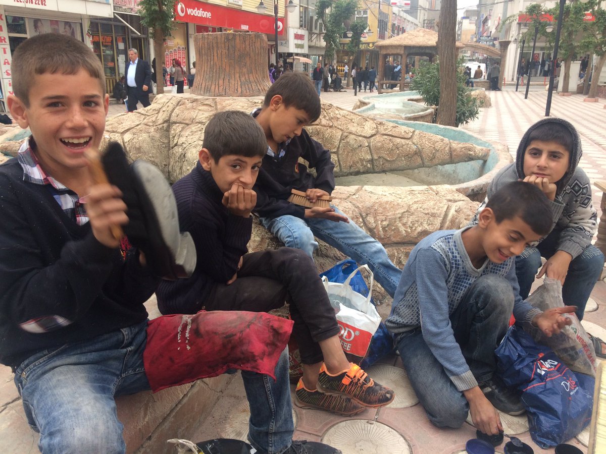 YerSilopi:Okula gidiyormusunuz?Hayır.Eviniz nerde?Şırnak merkezde.Ne zaman gideceksiniz?Yarın,ama ev yıkılmış.Nerde kalacaksınız?cevap yok!!