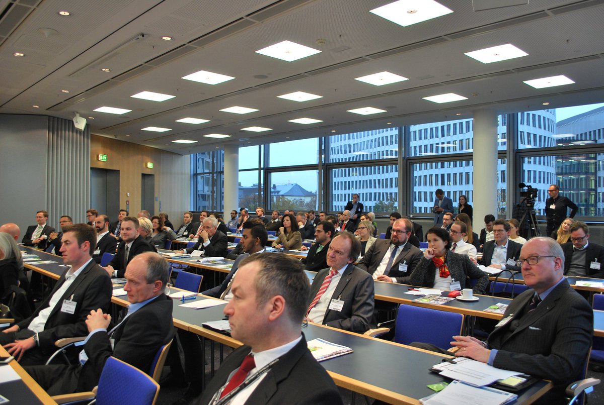 eurofinanceweek's tweet photo. Bankgeschäft im digitalen Umbruch - tolle Referenten mit Axel Apfelbacher, David Browning und Markus Rupprecht #efweek16 #fintech #banking https://t.co/Nn5pdQg1Qs